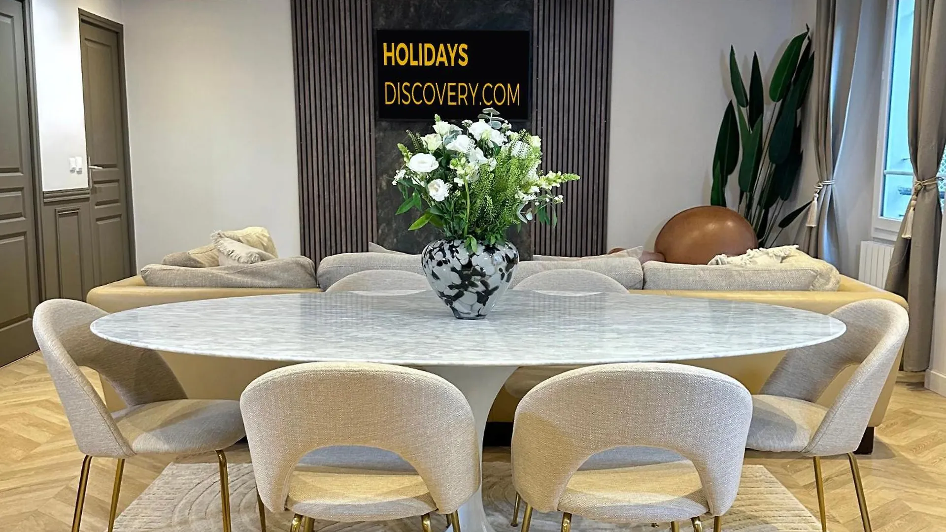 Luxury Family Getaway Near Place Vendome Apartment Paris